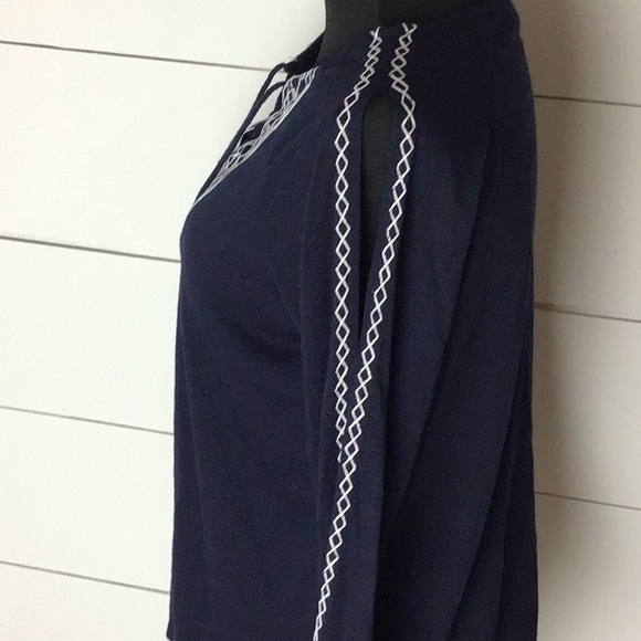 89th & MADISON navy cold shoulder top - Picture 3 of 7